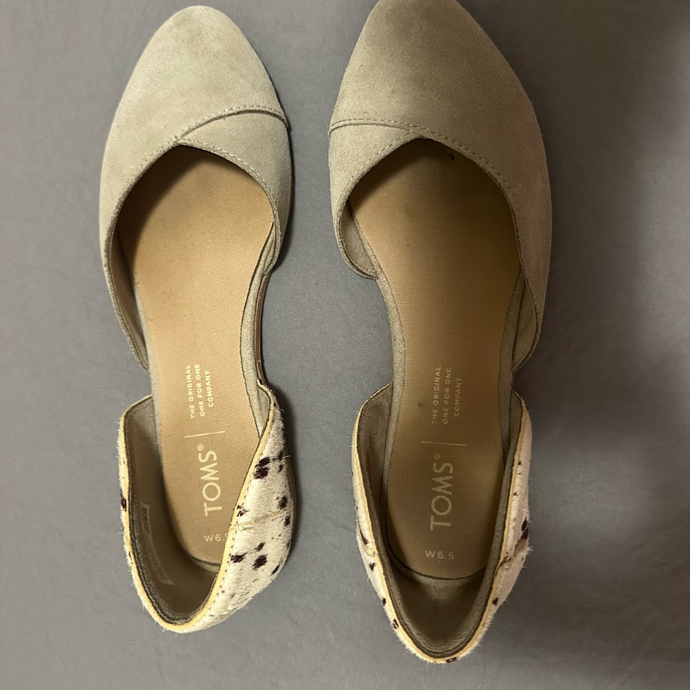 TOMS Women's Cream and Brown Loafers